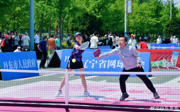 大牛时代配资 年轻人玩起匹克球，打开一个亿级消费市场