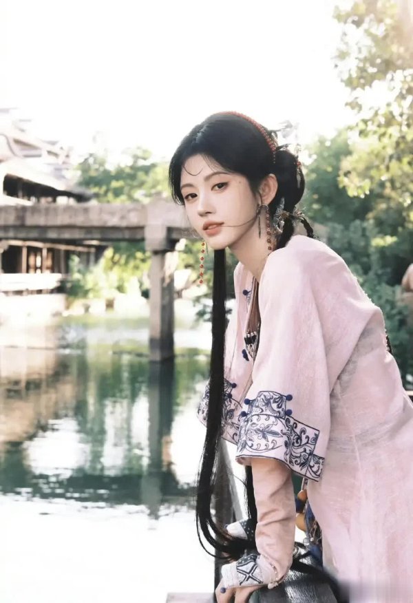 飞乐乐 鞠婧祎“游客黛”写真惊艳出圈，俏皮灵动引网友盛赞