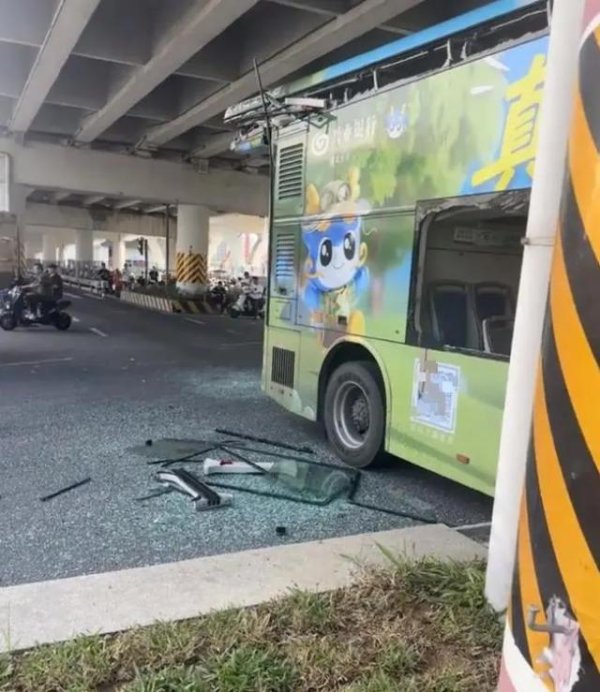 股门在线 双层公交撞上立交桥，深圳巴士集团通报